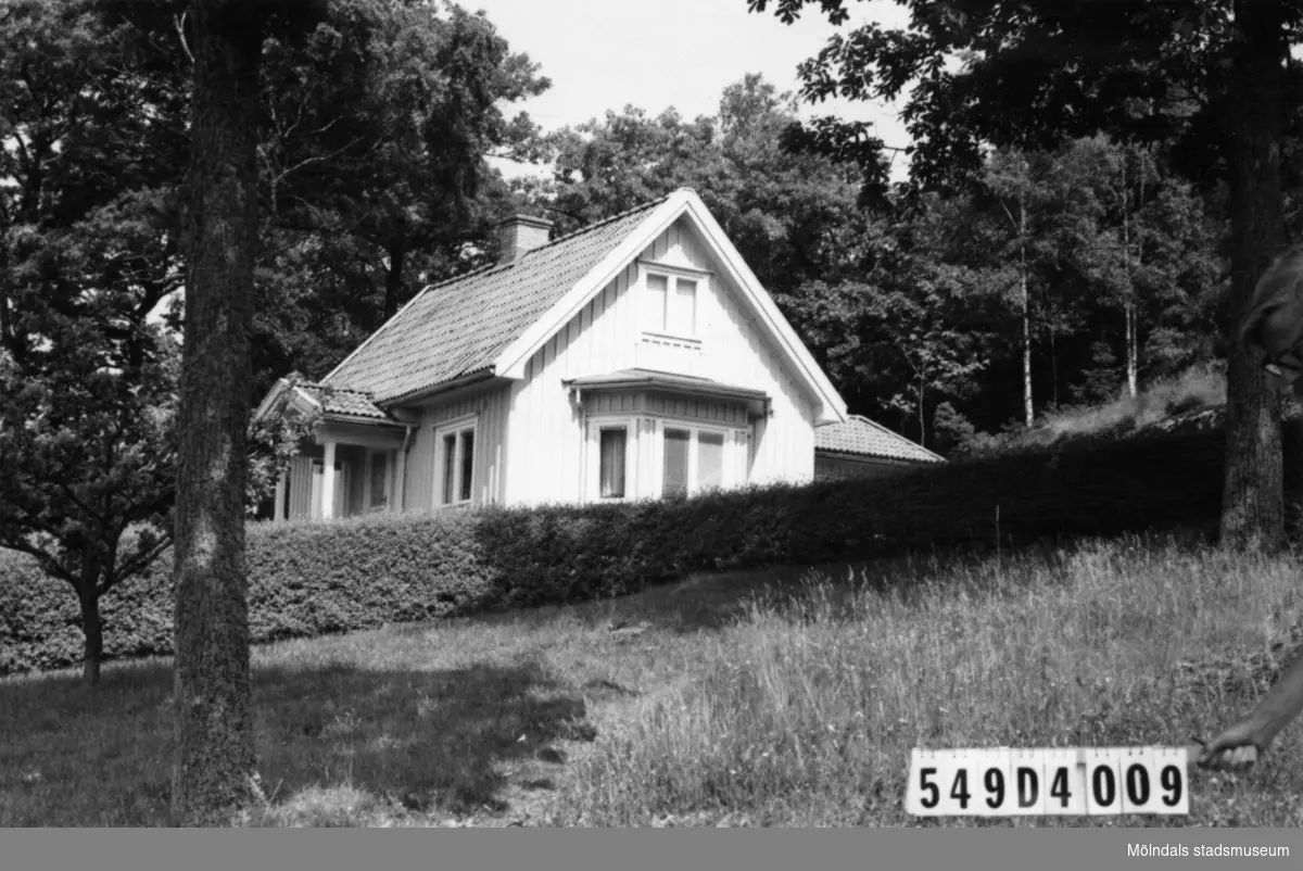 Byggnadsinventering i Lindome 1968. Hällesås 1:14.
Hus nr: 549D4009.
Benämning: permanent bostad.
Kvalitet: god.
Material: trä.
Tillfartsväg: framkomlig.