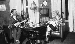 interiør, stue, salong, mann, mandolin, kvinne, strikketøy, 