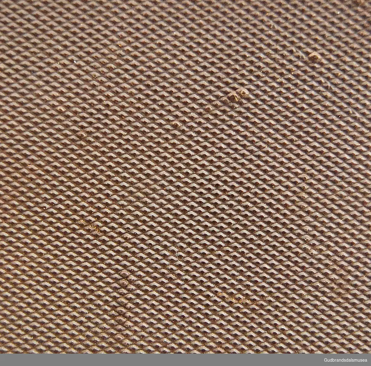 Tre plater gummi med mønster; striper, trapes (små), noen større trapes i stjerneformasjon. Ene platen er brukt som materiale i hælgummi; LT-02775.02.
