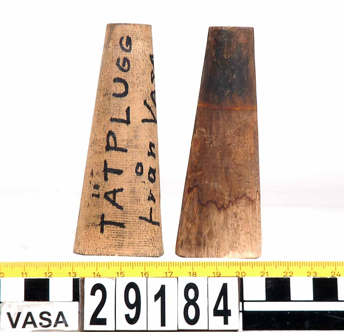 Två stycken träpluggar.
En plugg ser använd ut och har inristat: "Minne från Wasas tätning Edvin Fälting". Den andra pluggen ser mindre använd ut och har en inskrift i tusch: "Tätplugg från Vasa 1961".