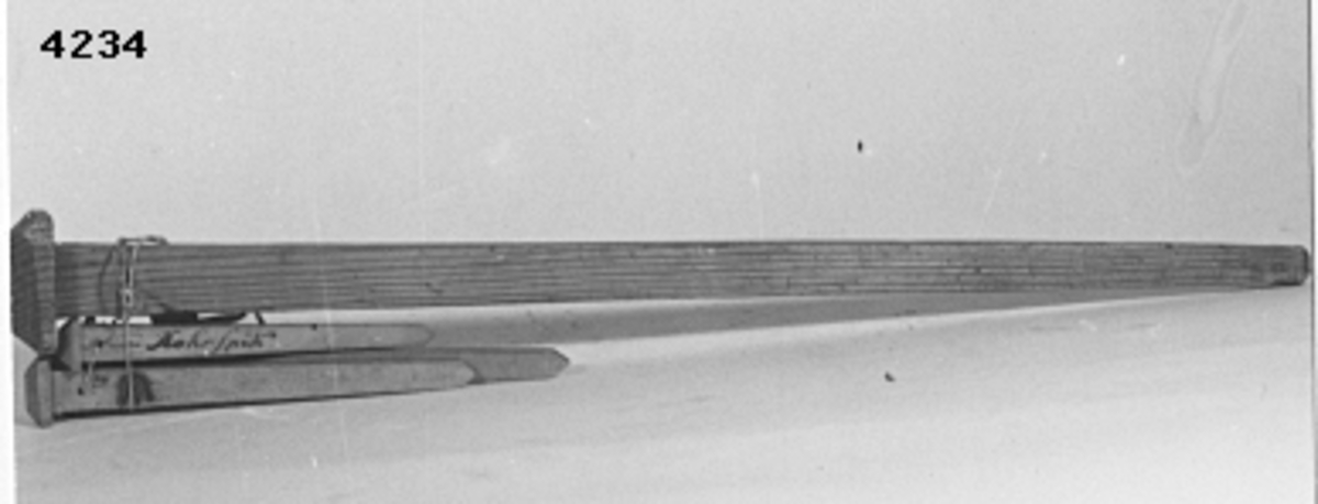 Spik, roder-, modell av trä. Märkt: årtal 1764