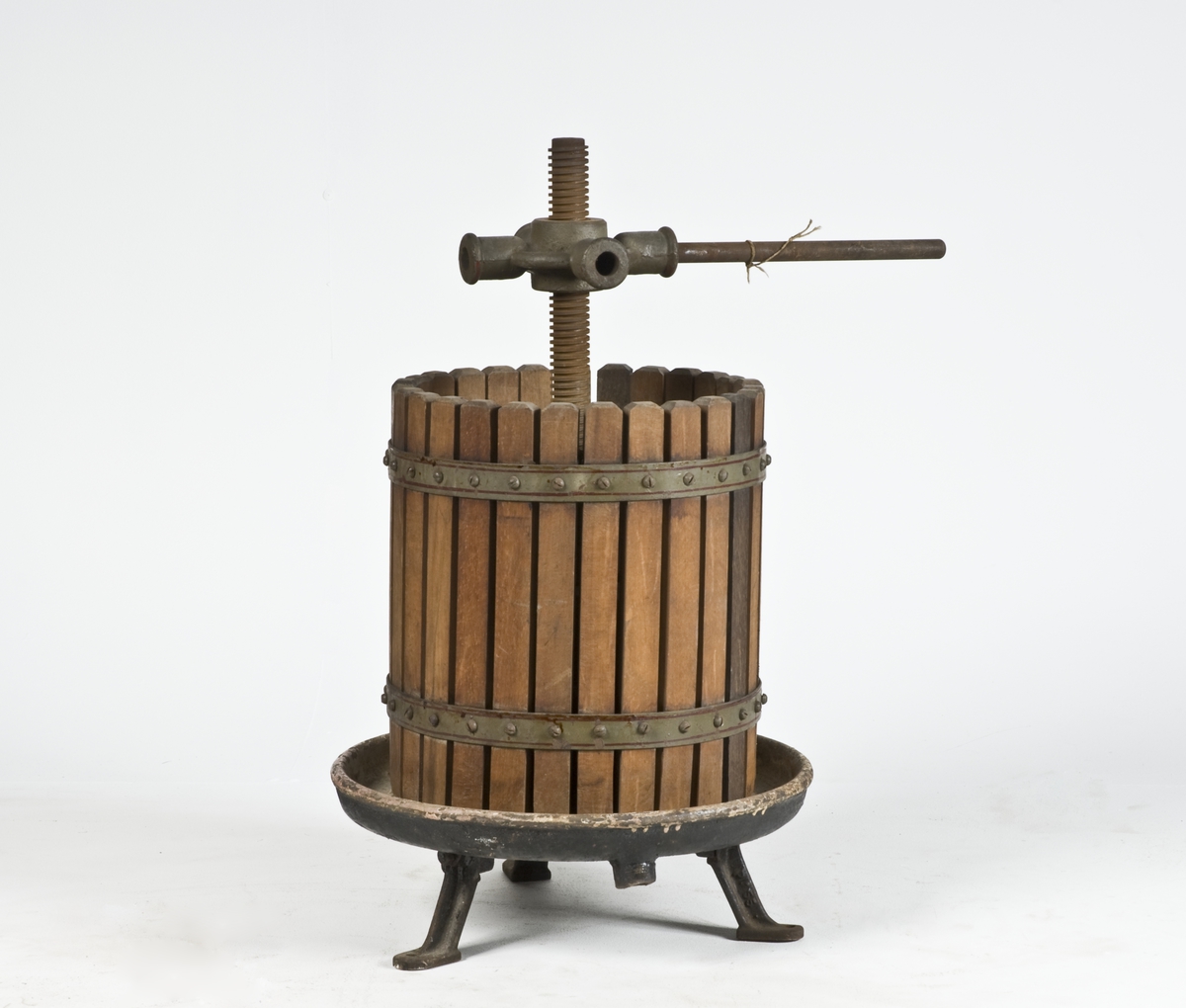 Fruktpress av gjutjärn med cylinder av trä.
