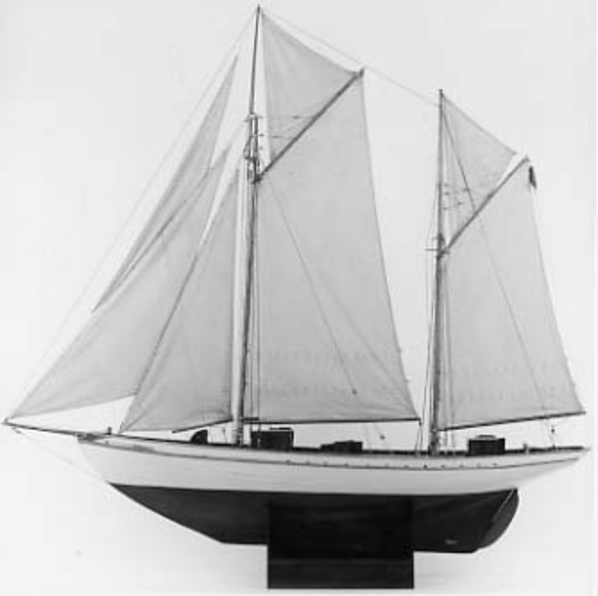 Fartygsmodell av KAPAREN. 
Ketchriggad med segel och bogspröt.