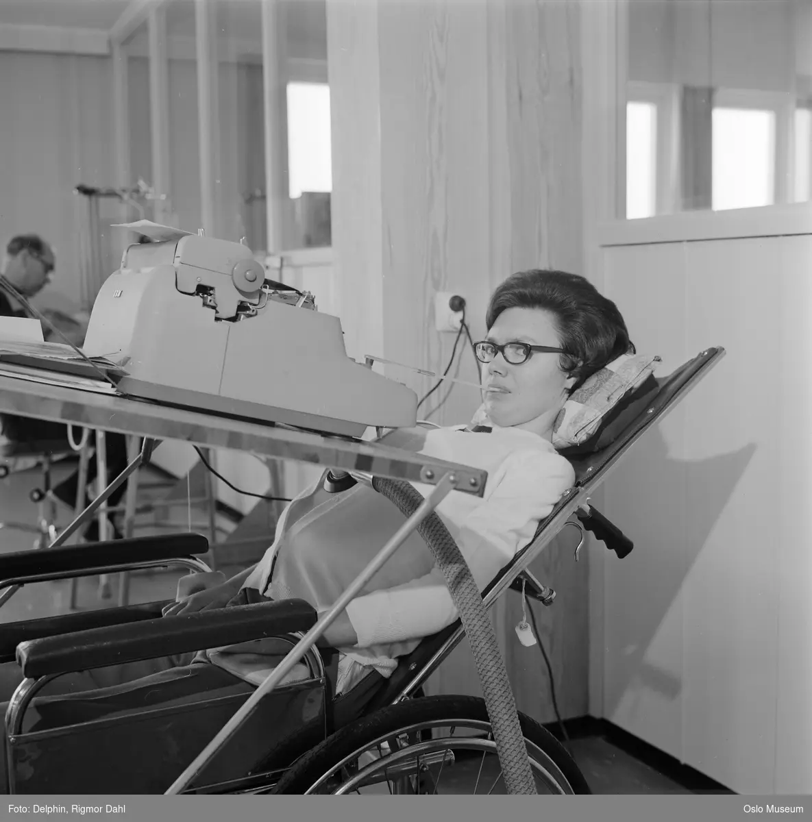 Sunnaas sykehus, interiør, kvinne, poliopasient, rullestol, skrivemaskin