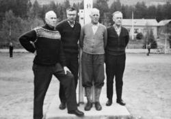 Fire lærere ved skolen på Lesjaskog, gamleskolen Haugtun i b