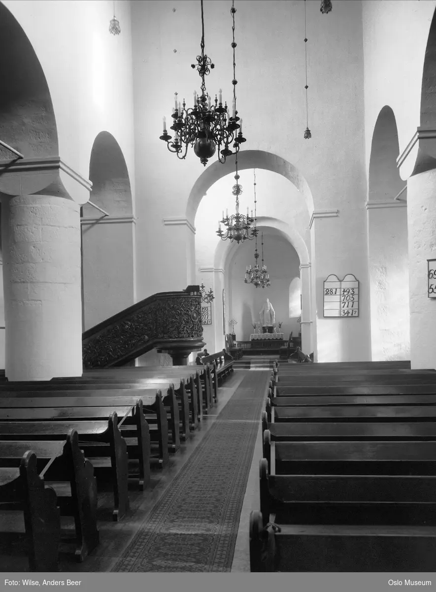 Gamle Aker kirke, interiør, prekestol, alter, lysekroner