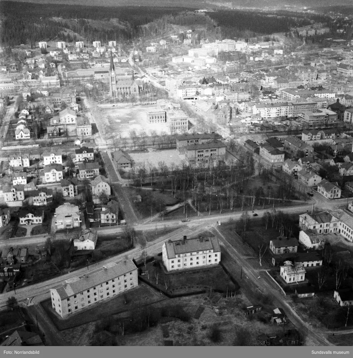 Flygfoton över centrala Sundsvall. Första bilden tagen från västra Norrmalm med Laurents såg och tennishallen närmast. Tredje bilden fokuserar på ett bygge i kvarteret Nyttan, i hörnet Kyrkogatan-Thulegatan.