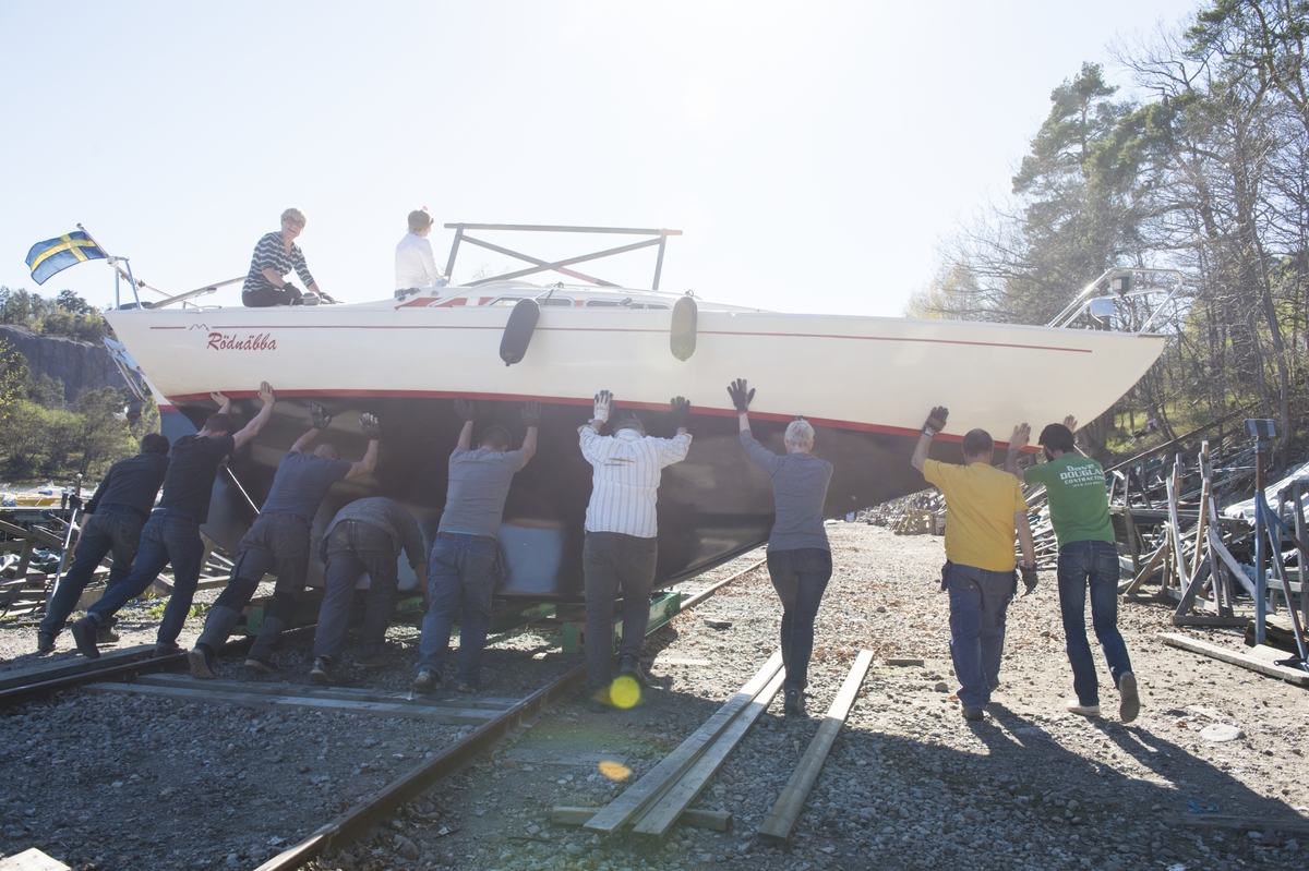 Sjösättning hos Segelsällskapet Gäddviken 2014, Svindersviken. Segelsällskapet Gäddviken (SSG) är ett 100-årigt segelsällskap med ungefär 250 medlemmar och ca 100 segelyachter.
