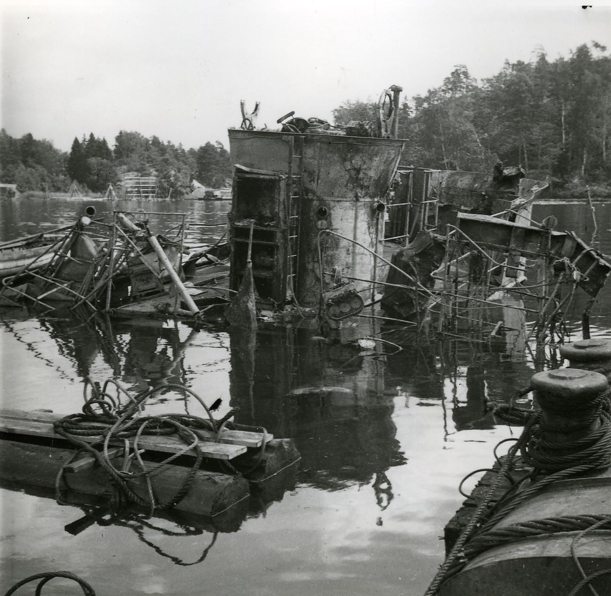 Vraket av den vid explosionen sjunkna jagaren Göteborg. Foto Hårsfjärden sept.nov.1941.
Jagaren sedemera bärgad och reparerad.