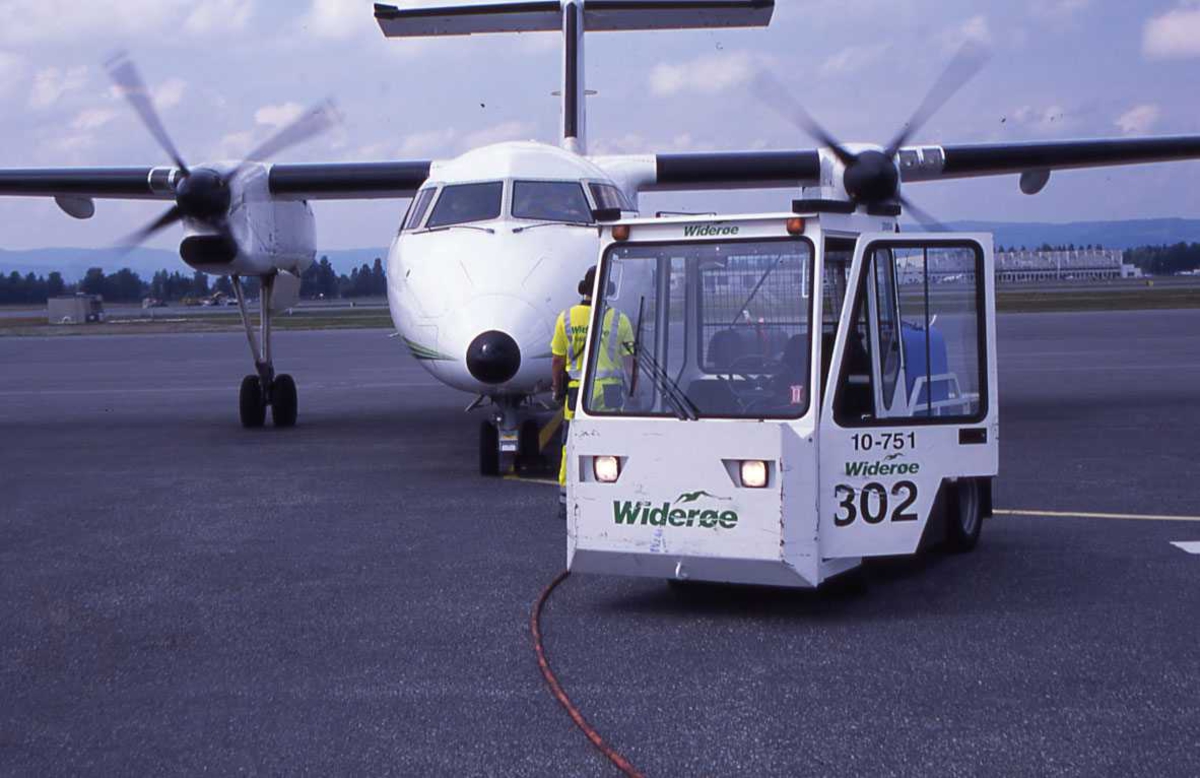Ett fly , klar til avgang . DCH-8-103B
LN.WIM "Vesterålen" fra Widerøe.
