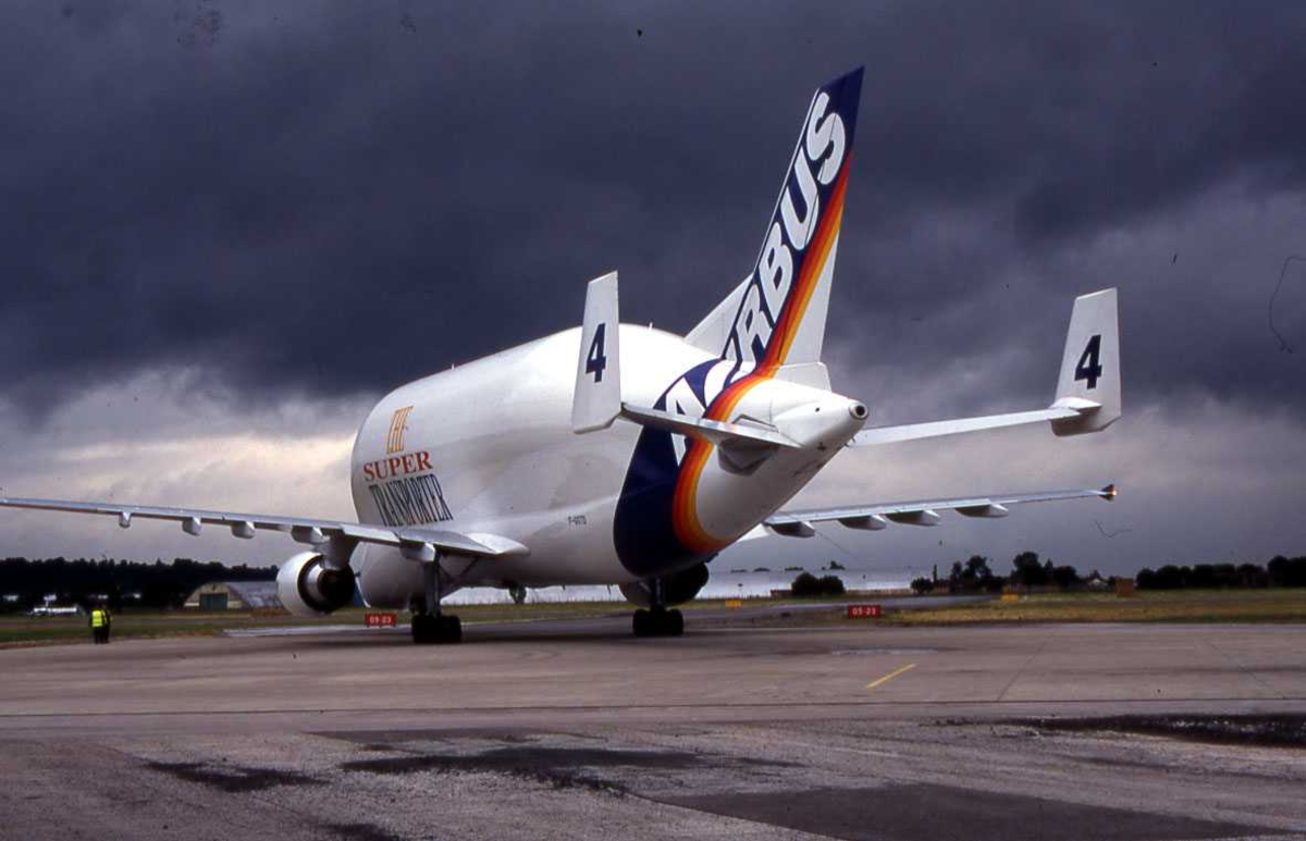 Ett fly på bakken. Airbus A300-600ST Super Transporte " Beluga 4" 