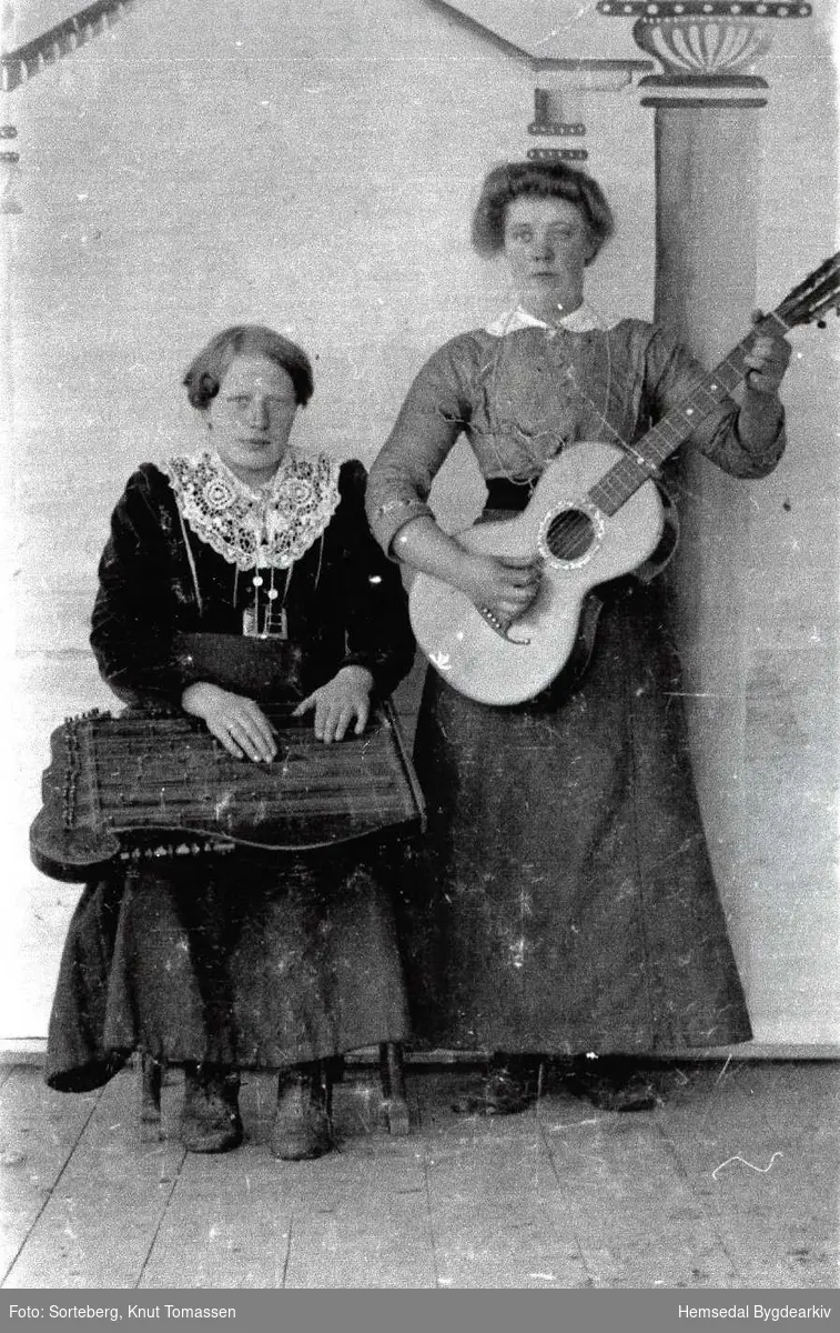 Frå venstre;:Guri Haugo og Oline Moen.
Biletet er teke kring 1915.