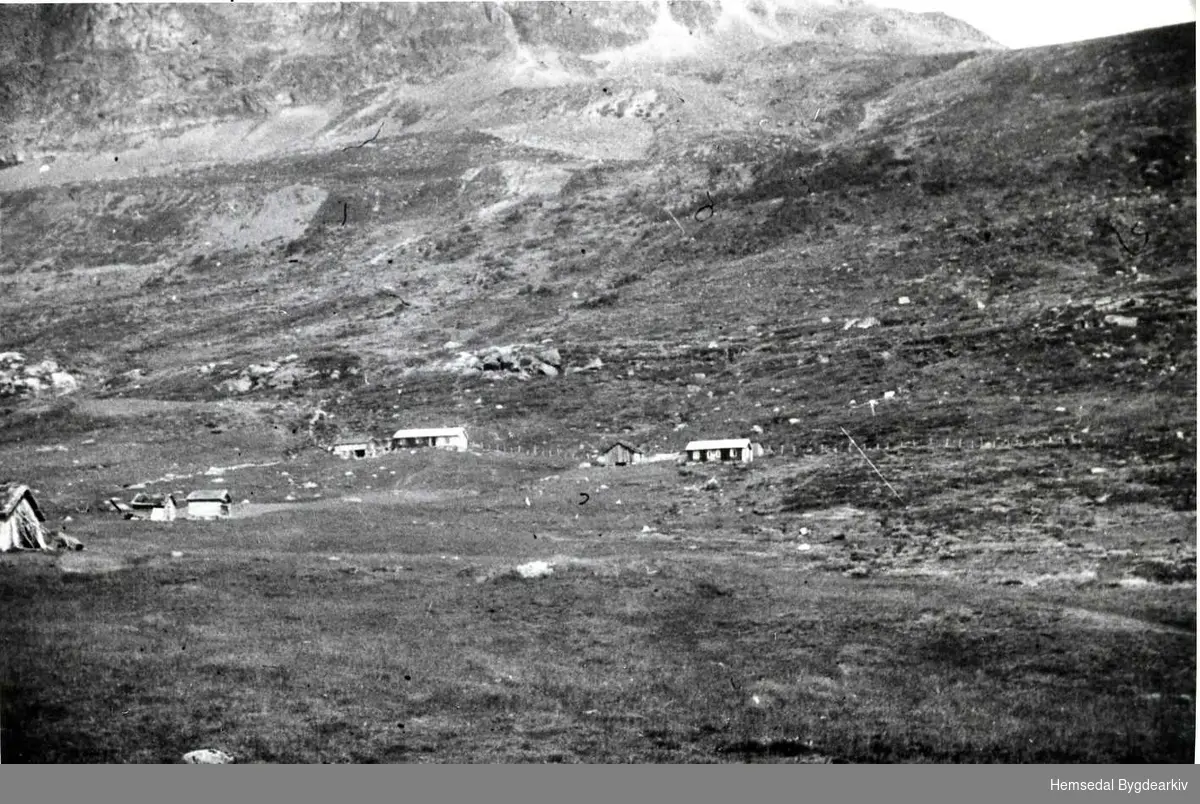 Stølen til nordre Hulbak i Hydalen i Hemsedal ein gong på 1930-talet. 78/2