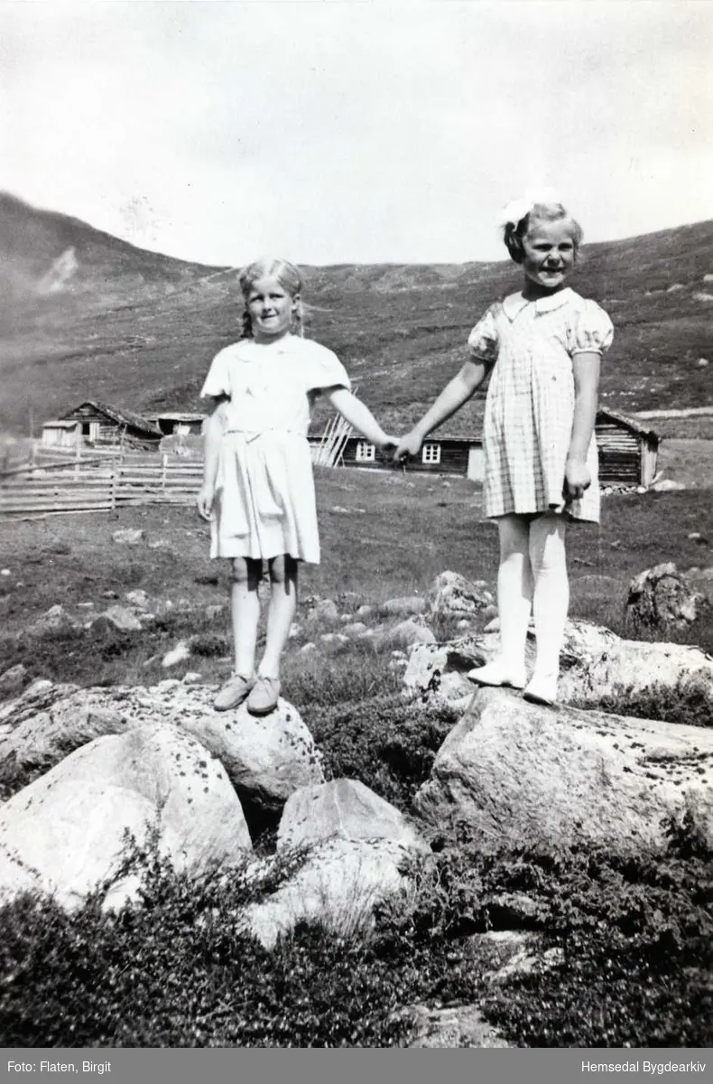 Sundag på Liastølen i Mørkedalen i  Hemsedal , kring 1940
Frå venstre: Barbo Flaten og Inger Helene, ei byjente 