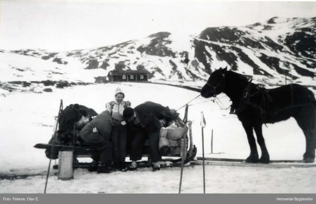 Tomashytta på Bakkestølane i Hemsedal i 1943.
Frå venstre: Anton Bjørli, Ingebjørg Embre og Jakob Venås