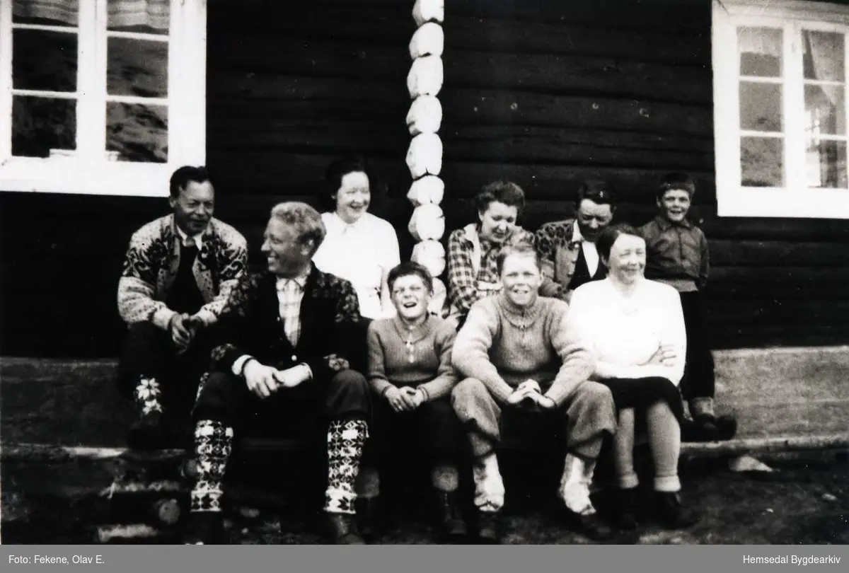 På Bakkestølane i Hemsedal 1947 eller 1948
Fremst frå venstre: Arne Finset, Odd Fekene, Erik Fekene og Birgit Fekene.
Bak frå venstre: Anton Bjørli, Gunvor Bjørli, Ingebjørg Fekene, Oskar Fekene og Bjarne Fekene.