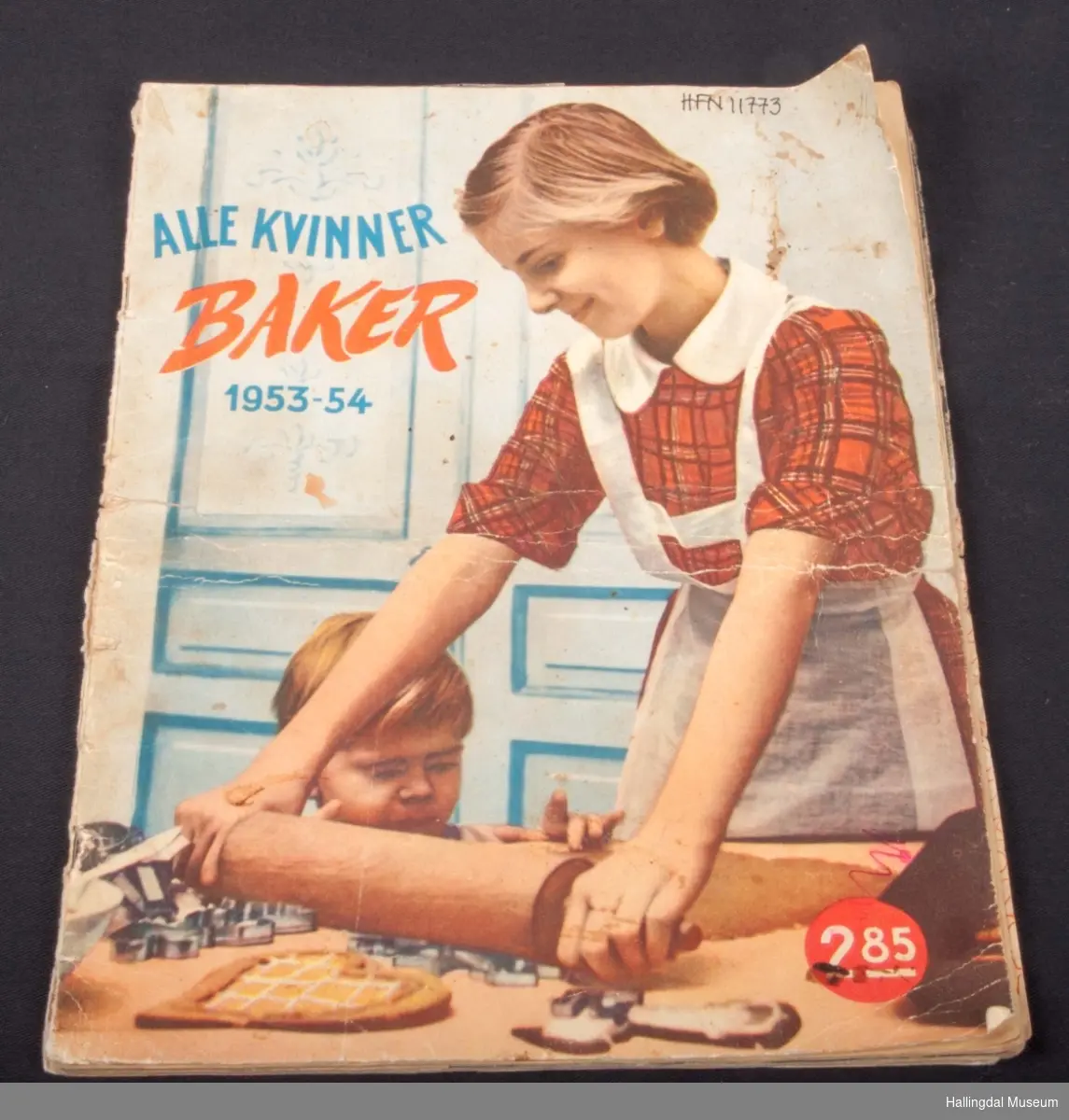 Redaksjon: Molla Wahl
Oppskrifter ved: Signe Svilås
Alle kvinner baker 1953-54, 64 s