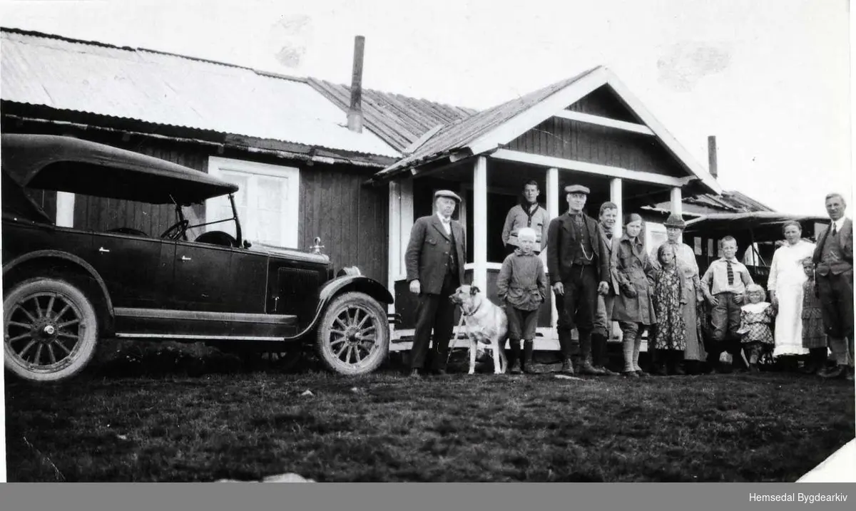 Biletet er teke på Grøthestølen i 1926-1927. 63/1 
Frå venstre: Gullsmed Larsen, Svein og Knut Grøthe, son og dotter til Larsen, Ingrid Grøthe, fru Larsen og sonen, Maria Grøthe, MArgit Grøthe og Gunhild Grøthe