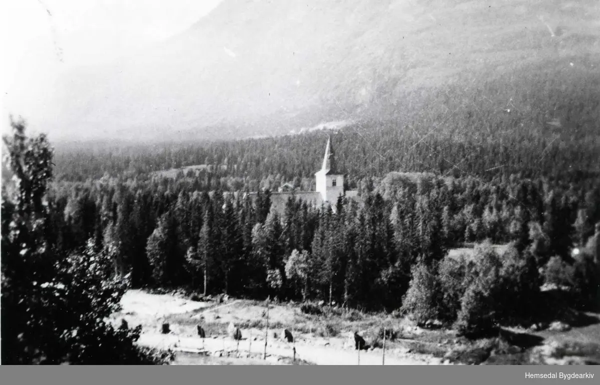 Utsyn frå garden Haugen, 67.10, mot Hemsedal kyrkje, 1950