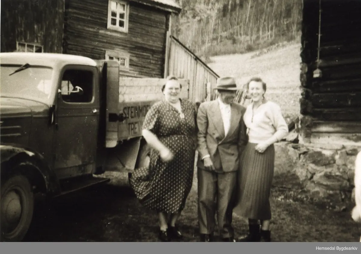 Kyrkjebøen, 68.2, i 1955
Frå venstre: Anne Thorset, Jakob Thorset og Olga Getsine Thorset