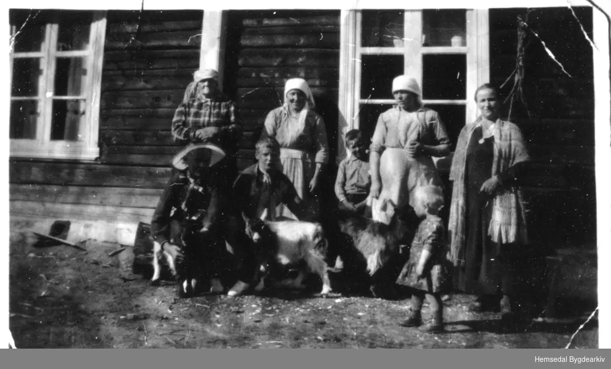Bakstedag på søre Vøllo i Hemsedal i 1934.
Frå venstre: Gamle-Berga; Kari Brandvold; Oline Wøllo: Maria Berg.
Fremst frå venstre: Wilhelm Brandvold; Jorunn Berge, gift Gomnes; Margit Wøllo.