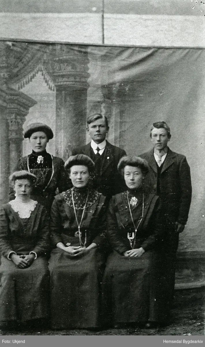 Fyrste rekke frå venstre: Ragnhild Brandvold,fødd 1897; Helene Brandvold,fødd 1890; Kjersti Brandvold,fødd 1888.
Andre rekke frå venstre: Randi Brandvold,fødd 1893; Per Brandvold,1892; Syver Brandvold,fødd 1895.