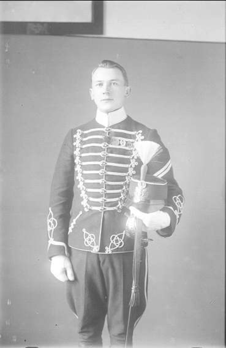 Underbefäl vid livhusarerna i uniform m/1895 och mössa m/1853 med plym samt kavallerisabel m/1893.