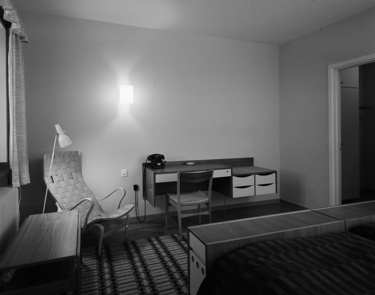 Valhall Hotell
Interiör, sovrum med fåtölj och tänd lampa.