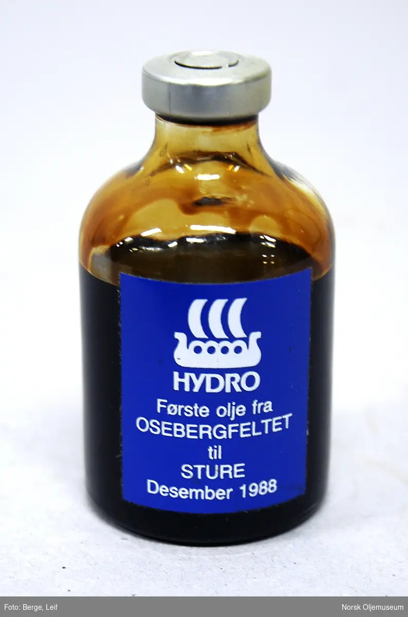 Glassflaske med innhold av den første olje som ble levert fra Osebergfeltet til Stureterminalen i desember 1988.