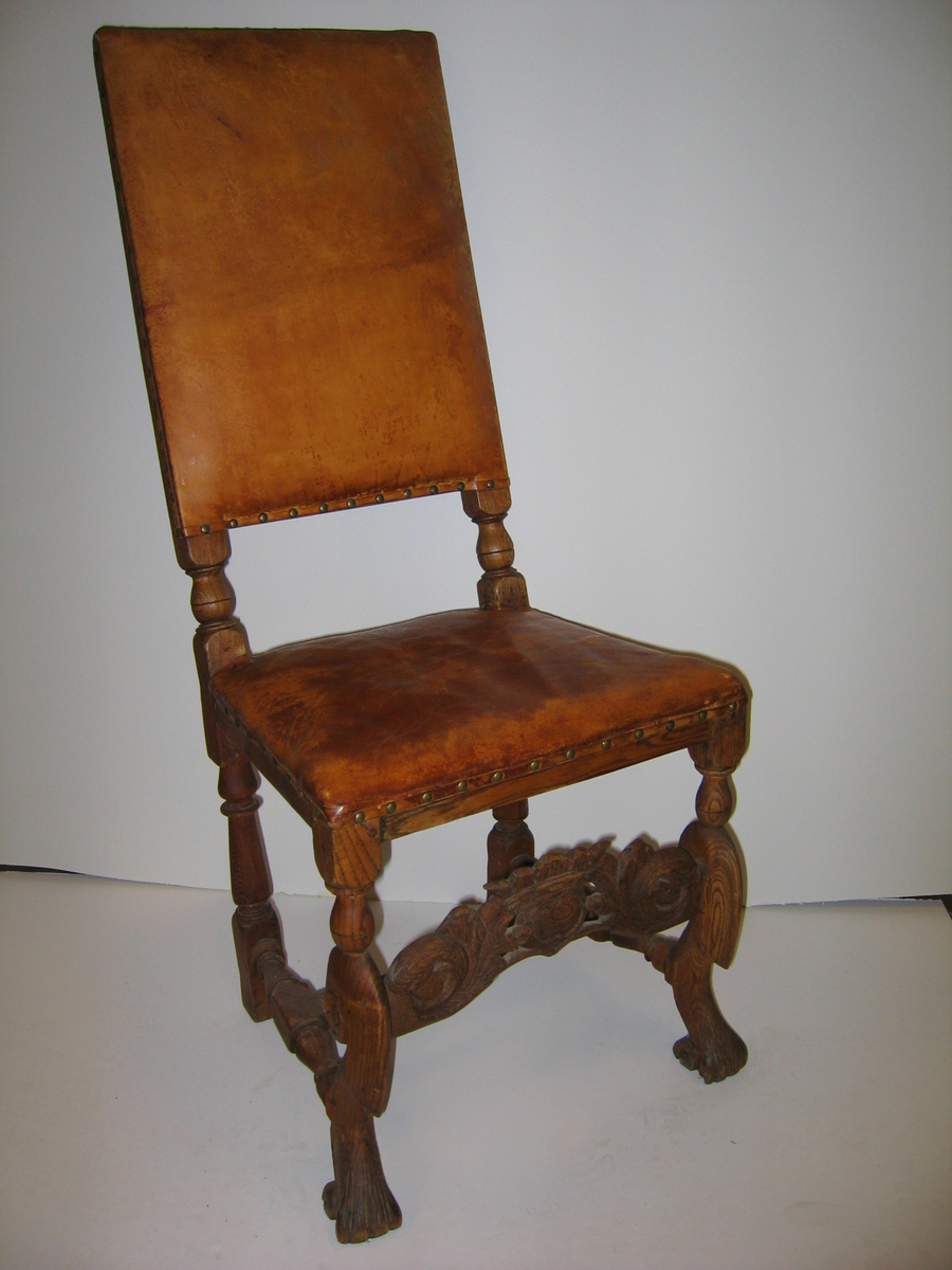 Form: Rococo, ligner "Benk og stol i  (23)
15: Norge" 155. Resturert av G.F.H.