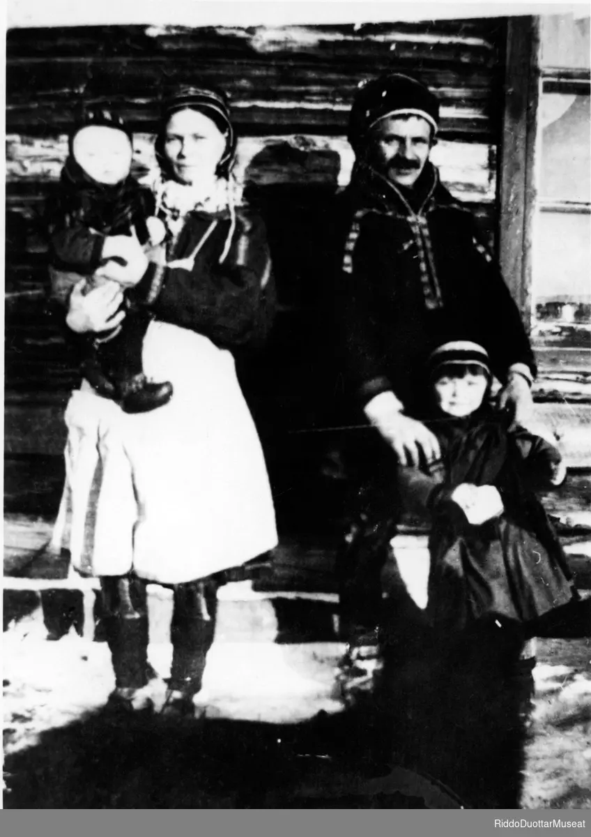 Bárra guvttiin mánáin.
Mann og kvinne med sine to barn.