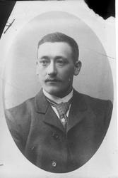 Reproduksjon av et ovalt mannsportrett.