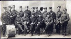 Gruppeportrett av militærorkester.