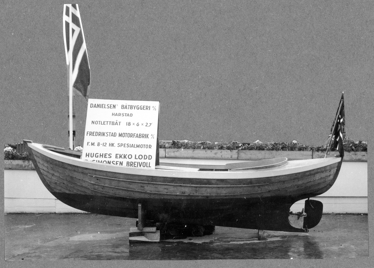 Standen til Danielsen Båtbyggeri A/S under Harstadmessen, 1953
