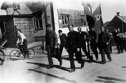 Løslatte "russefanger" marsjerer med blomster og sovjetiske 