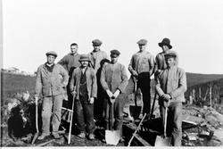 Gruppebilde av veiarbeidere som arbeidet på riksveien forbi 