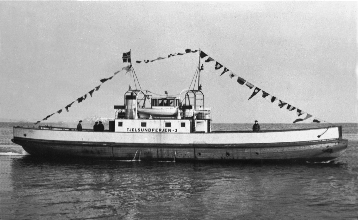 B/F "Tjeldsundferjen 3" fotografert med mannskapet på dekk og alle signalflaggene oppe i forbindelse med sjøsettingen.