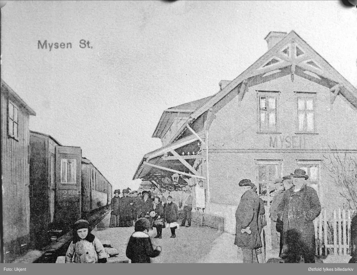 Mysen jernbanestasjon - jernbanevogner og reisende i vintertøy på perrongen.