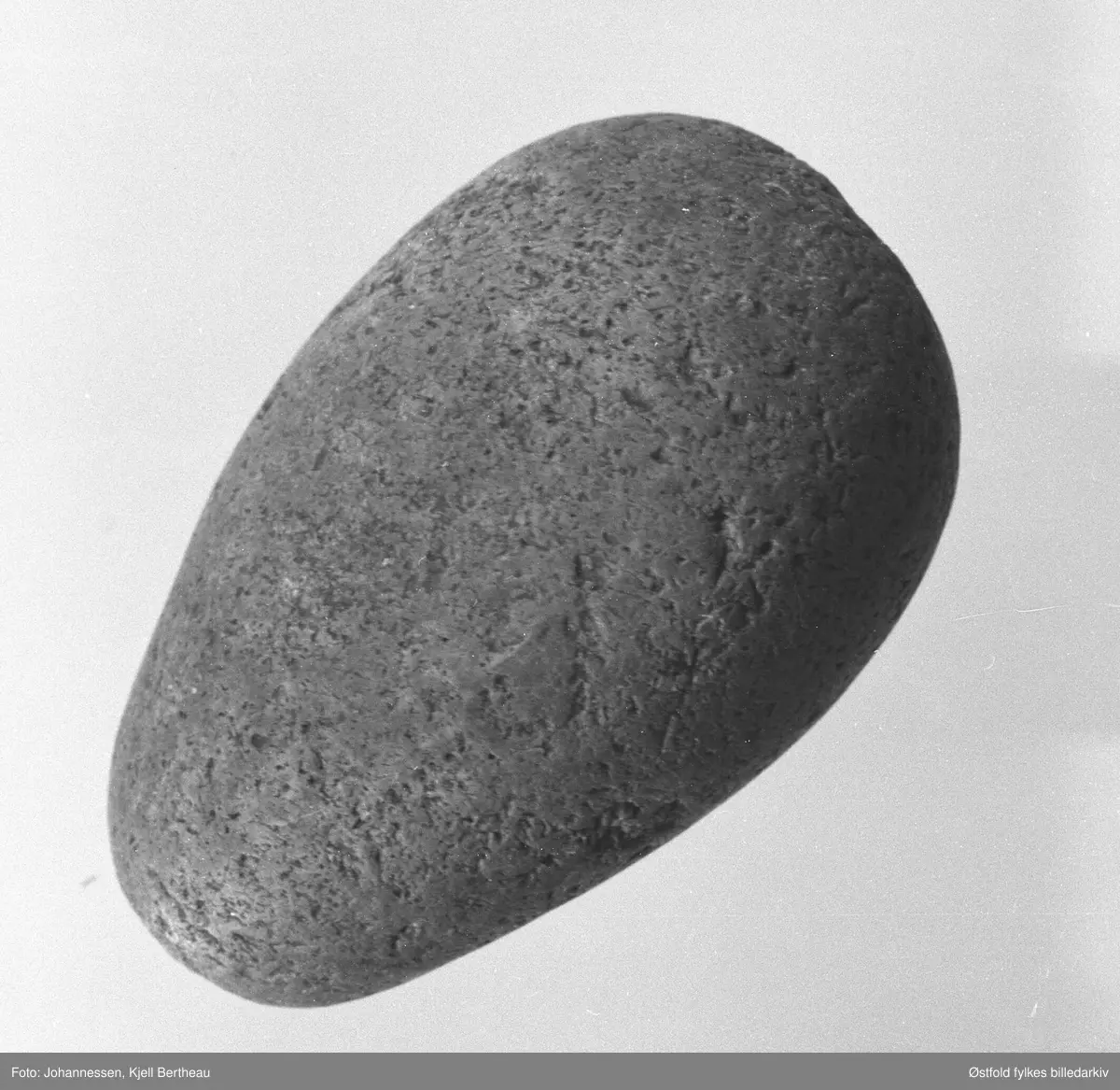 Arkeologiske gjenstander fra Edmund Rees samling på Jeløy, fotografert 1974.