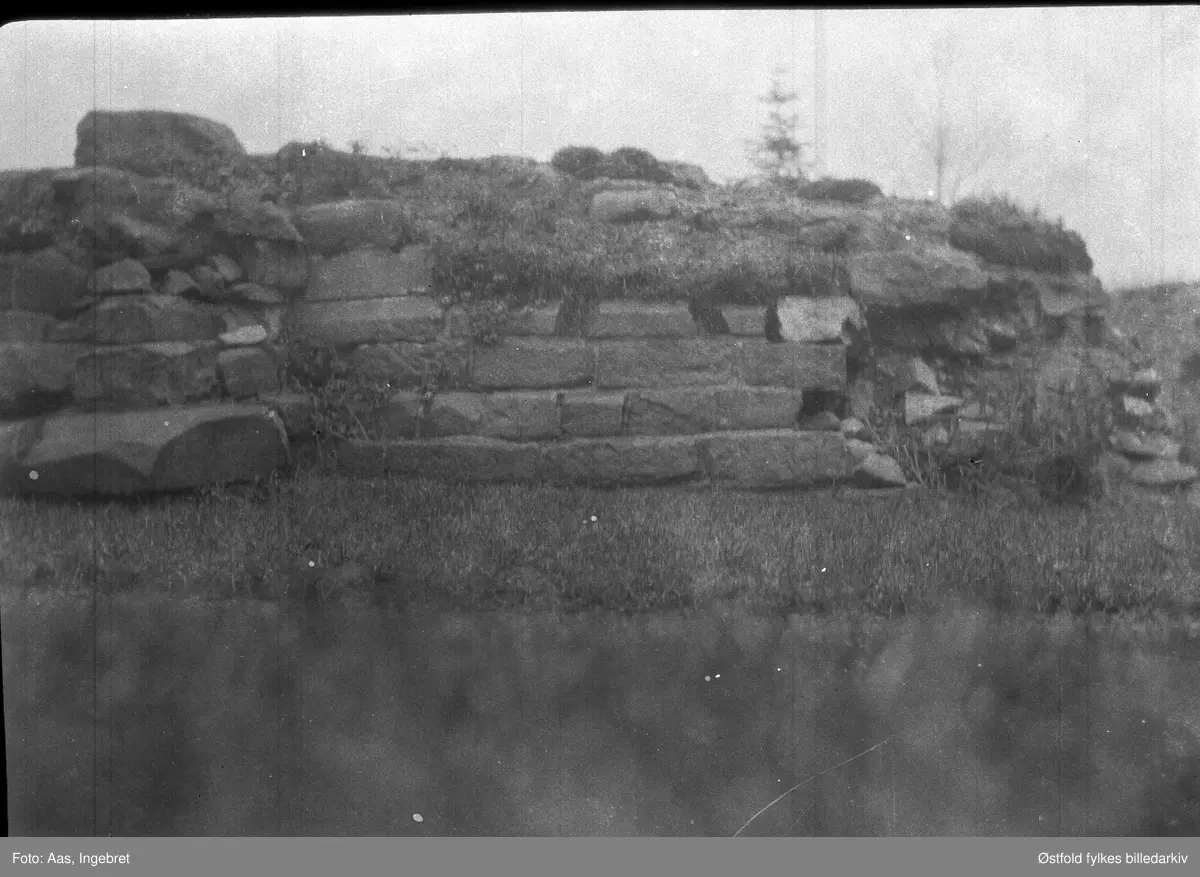 Ruinparken (Nikolas-kirkens ruiner), Borgarsyssel Museum ca. 1925.