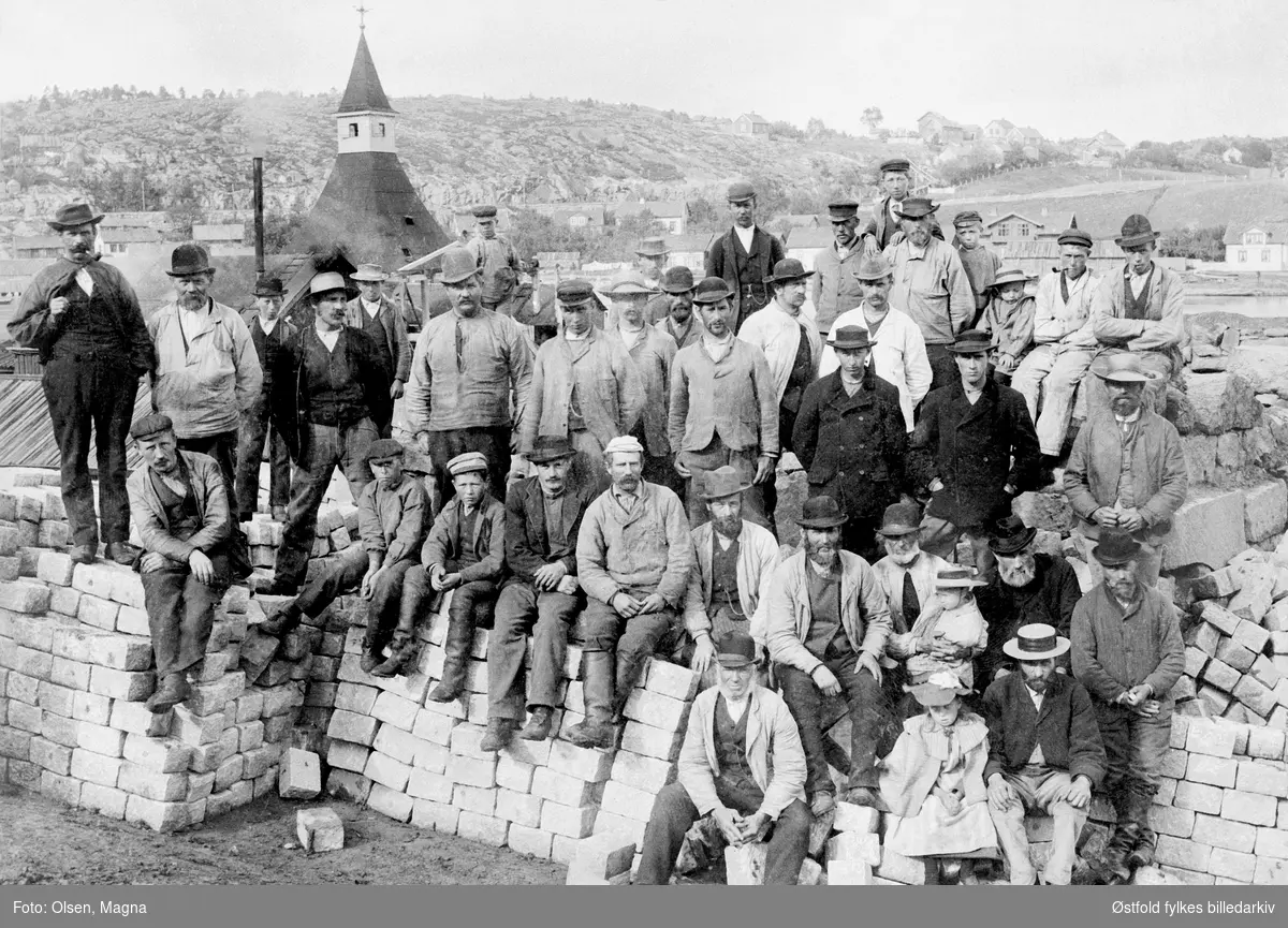 Stenhoggeri v/Hvidsted lense. Arbeidere - gruppe. Flere opplysniner på register. Bildet er tatt 1900-1910.