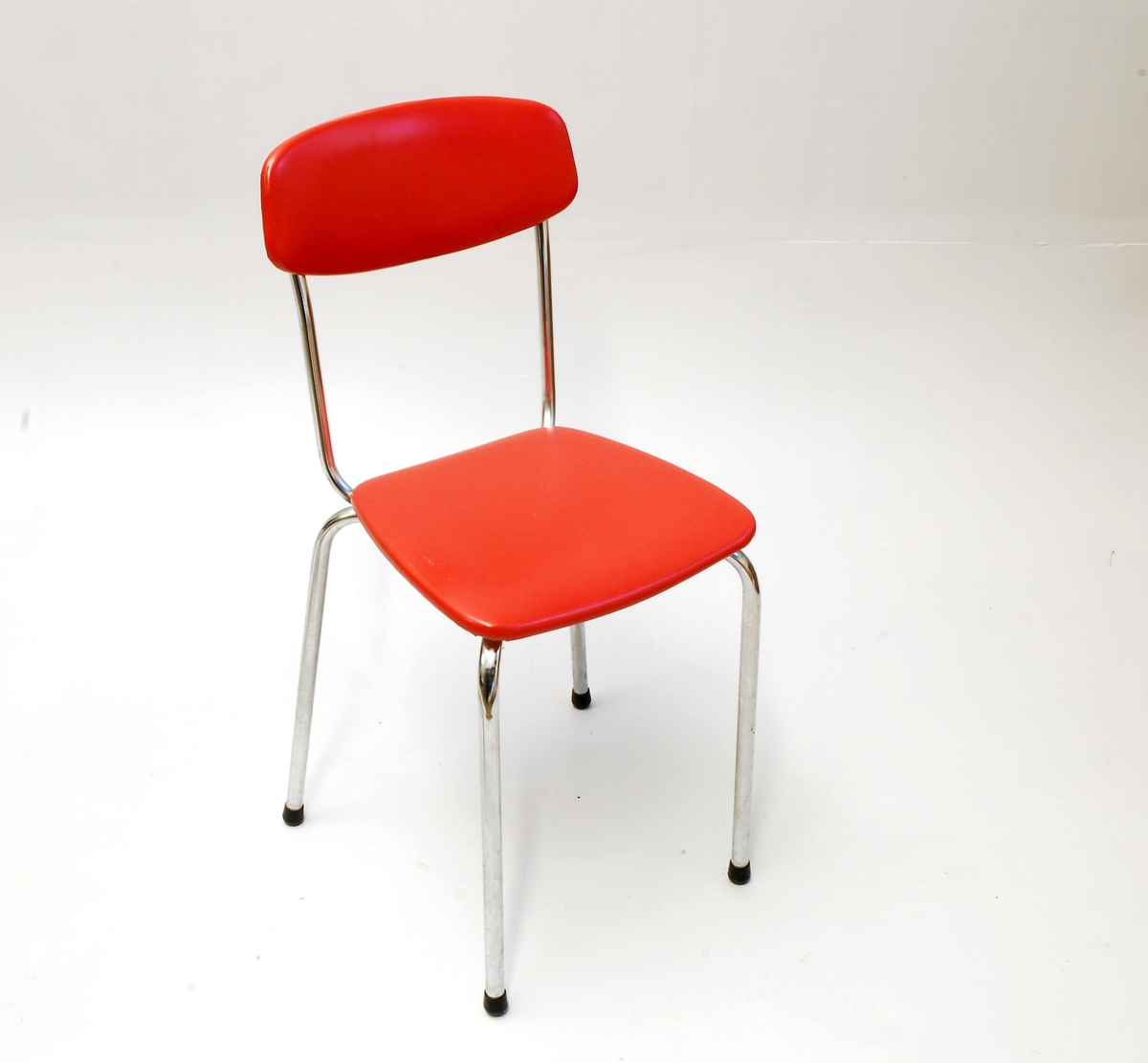 Kjøkkenstol  -  delevis oval ryggplate  -  kvadratisk stolsete, svakt avrunda i hjørna.