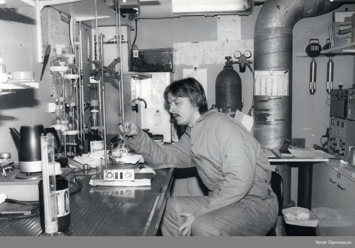 Laboratorieassistent A. O. Røisland i laboratoriet på Friggfeltet.