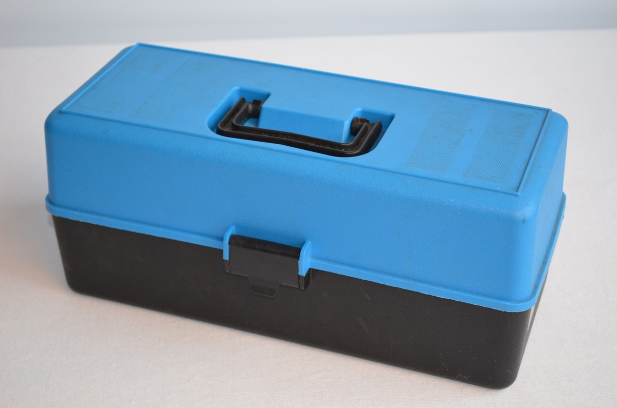 Verktøykasse i plast med svart kasse og blått lok.