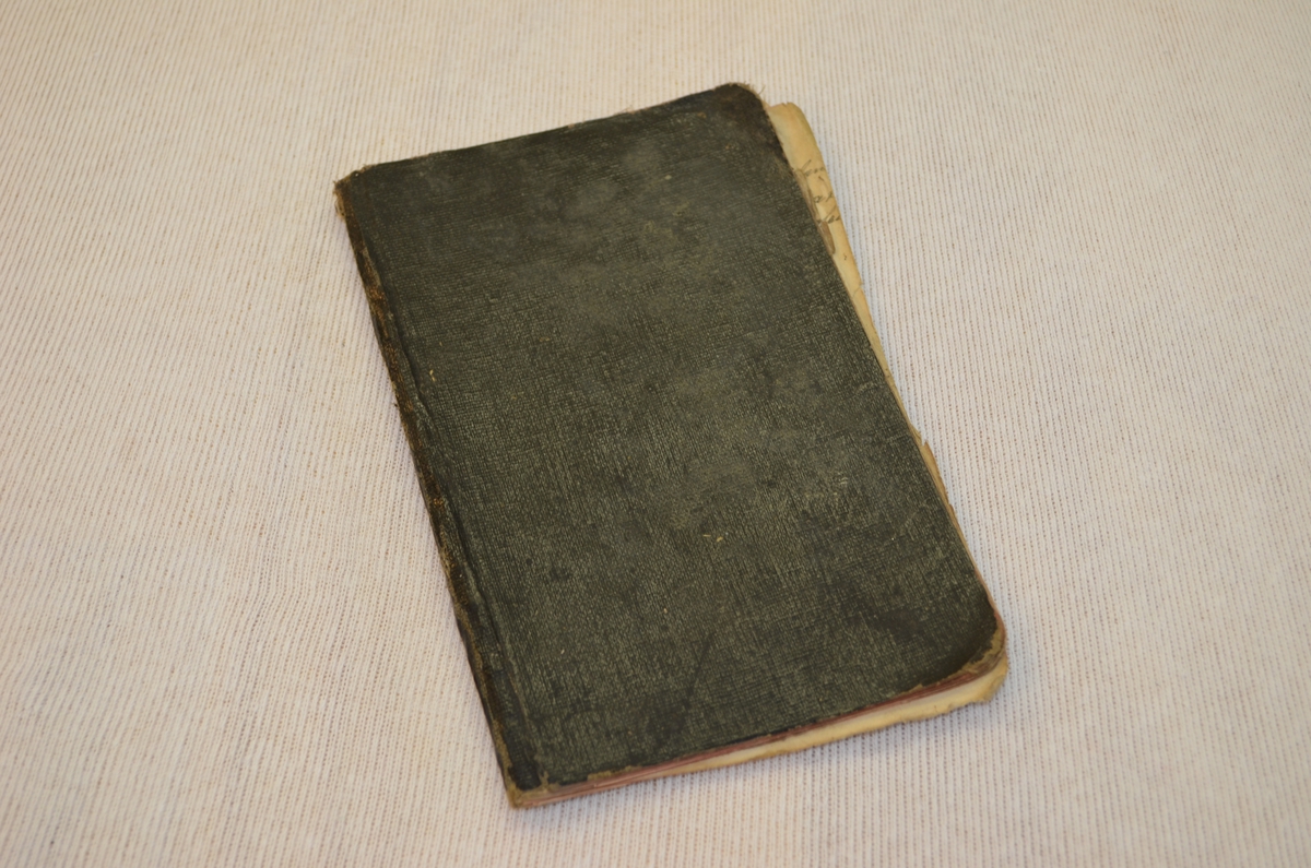 Lita svart notatbok. Permen er i vulkanfiber som ofte vart nytta i koffertar. I boka er det notert alt frå nekrologar til reknskap over sildefiske i 1916.