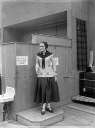 utstilling, Østfoldutstillingen, monter, gammel drakt, kvinn