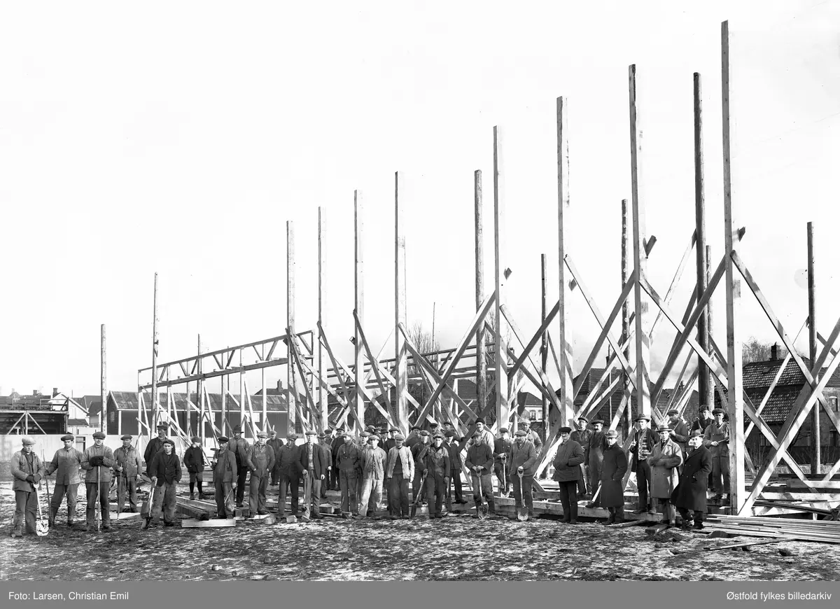 utstilling, Østfoldutstillingen, bygging, stillas, arbeidere,Østfoldutstillingen i Sarpbsborg 1930.
Østfold fylkesutstilling i samarbeid med Sarpsborg kommune og Østfold landbruksselskap (100 år) og de andre Østfoldbyene. 
I alt ti avdelinger for skogbruk, landbruk, industri, husflid, osv. Også kulturhistorisk utstilling på Borgarsyssel Museum.
