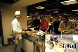 Matservering i kantinen på Statfjord A.