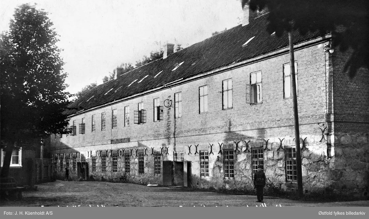 Artillerikasernen i Gamlebyen. Gamle Fredrikstad, østsiden. Bygget i 1733, påbygget og innredet til slaveri 1829, kaserne fra 1848.