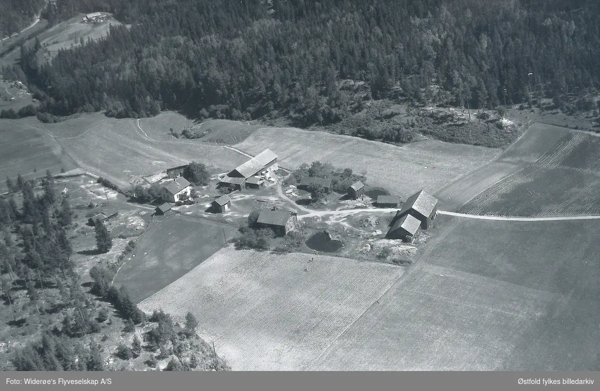 Oversiktsbilde over gården Lyshaug nordre (gnr. 40 bnr. 2) i Hobøl.